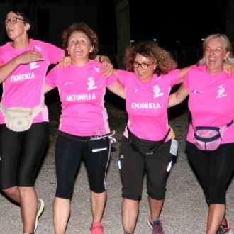 Corsa in rosa 2018, un gruppo all'arrivo, stanche ma felici