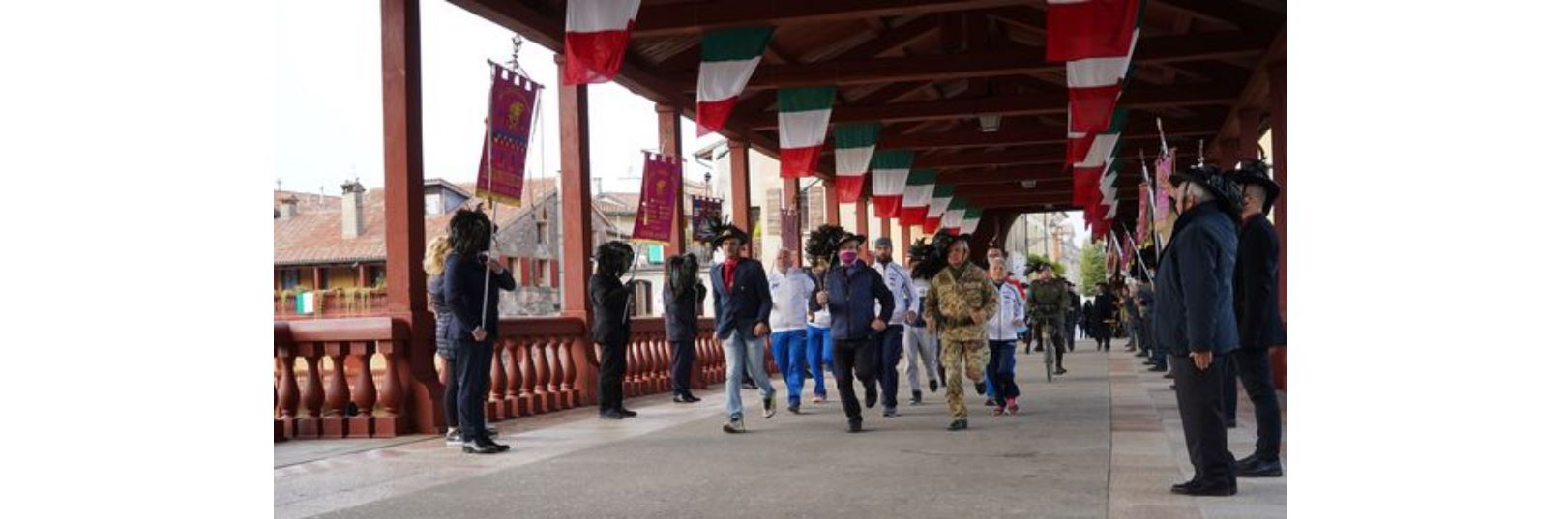 passaggio staffetta cremisi foredil ponte degli alpini bassano